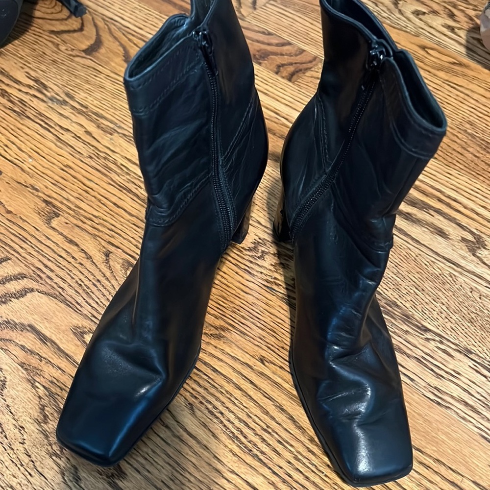 Woman’s Nine West  leather ankle boots, Size 7M